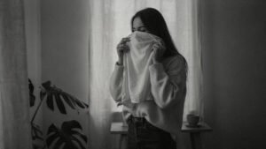 Best Aesthetic Hidden Face Girl Pic Black and White Ideas